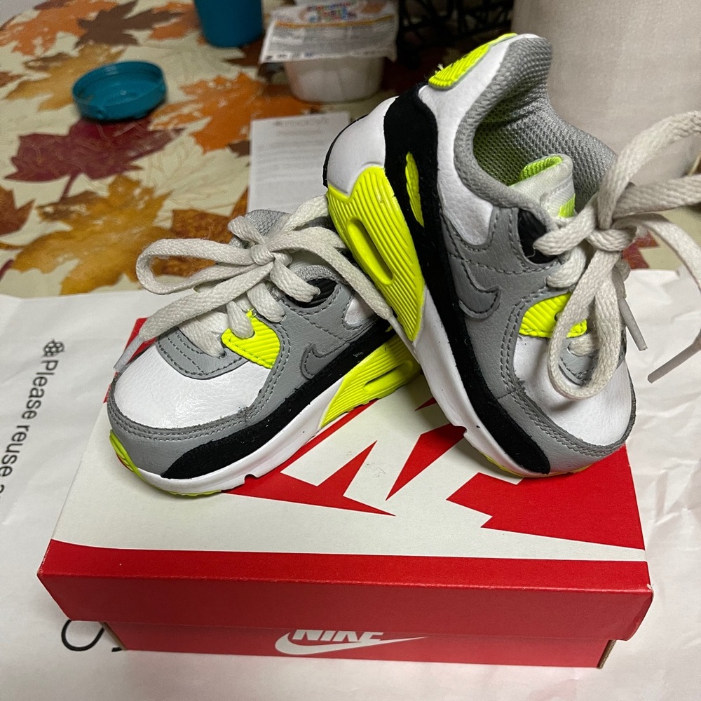Airmax 1 size 4